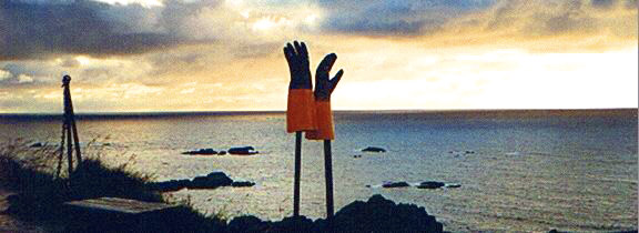 PictureArbeidshanser står til tør på hver sin staur på et berg ut mot sjøen. Bildet er tatt på Litjøya fyr i Vesterålen